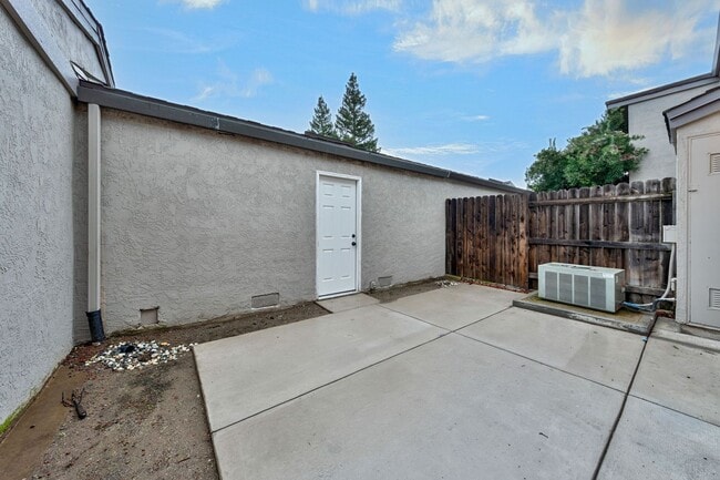 Building Photo - 317 Bridge Pl