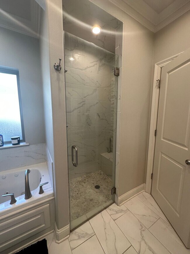 Building Photo - Gorgeous Updated 3 Bedroom Home - Only 5 years Old!