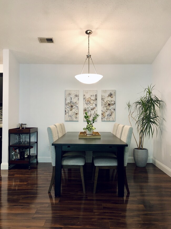 Building Photo - 8859 Eagleview Dr