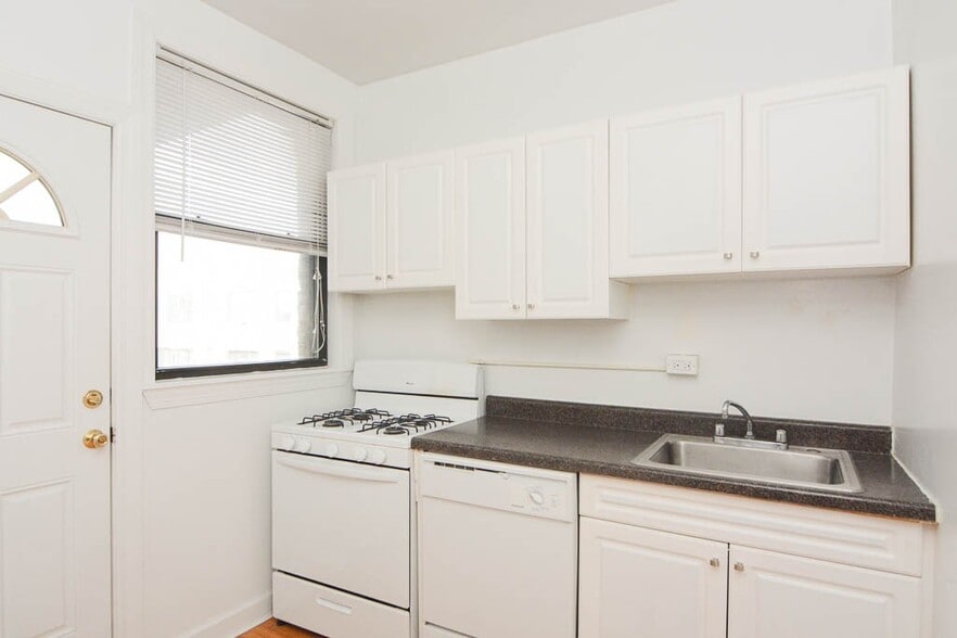 Building Photo - 3733 N Pine Grove Ave