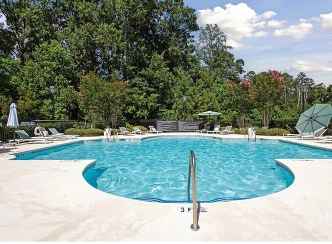 Building Photo - Townhome fresh paint and new carpet! Won't...