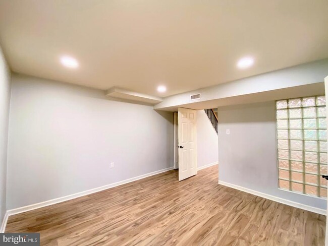 Building Photo - 618 Shropshire Dr