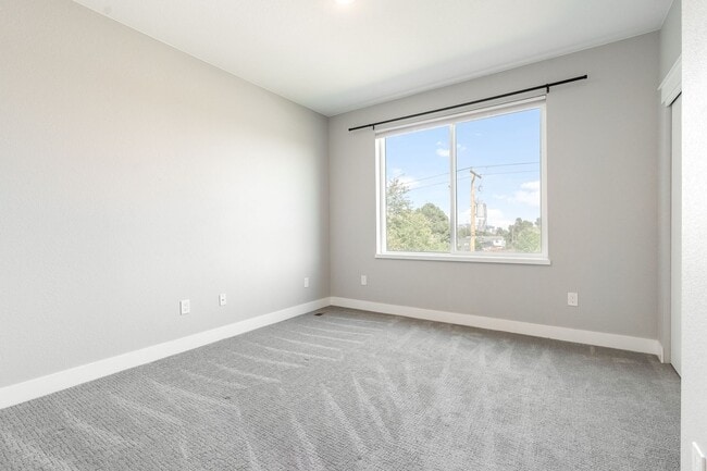 Building Photo - Gorgeous 3 bedroom, 4 bathroom townhome mi...