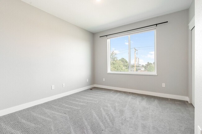 Building Photo - Gorgeous 3 bedroom, 4 bathroom townhome minutes from Sloan's Lake!