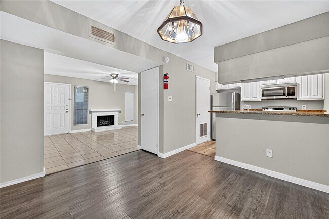 Building Photo - 2110 Wilcrest Dr