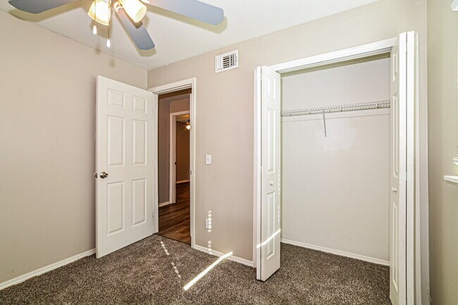 Building Photo - 218 Woodmere Blvd