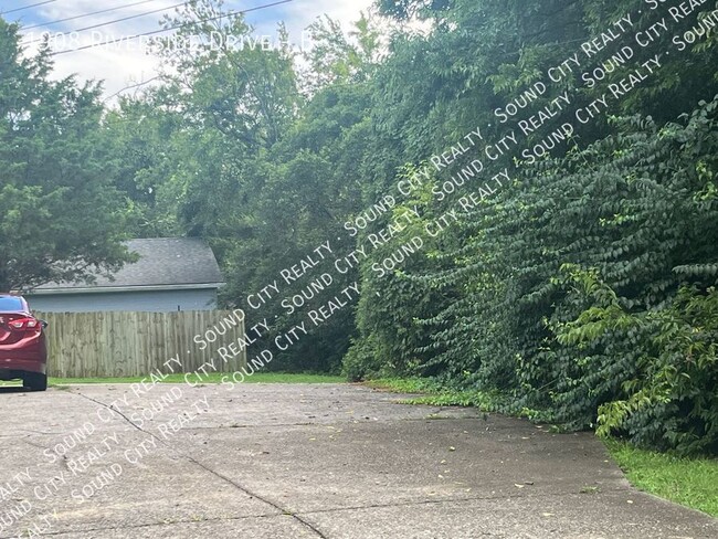 Building Photo - INGLEWOOD EAST NASHVILLE Duplex 2/1 bath 9...