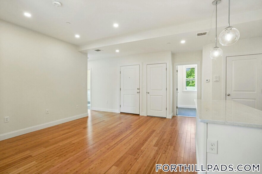 Building Photo - 137 Thornton St