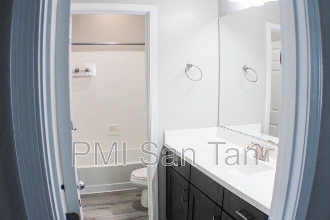 Building Photo - 4754 E Olive Ave