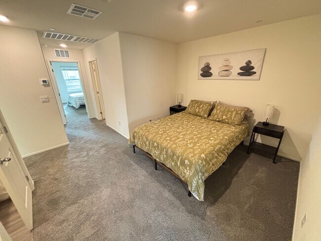 Building Photo - Gorgeous 3Bed/2.5Bath/2Car Townhome located in Southwest Las Vegas- Make the Move for Less: $300 ...