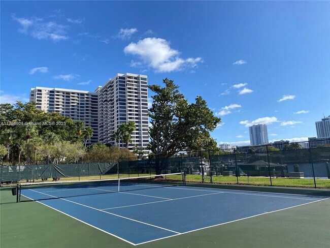 Building Photo - 2500 Parkview Dr