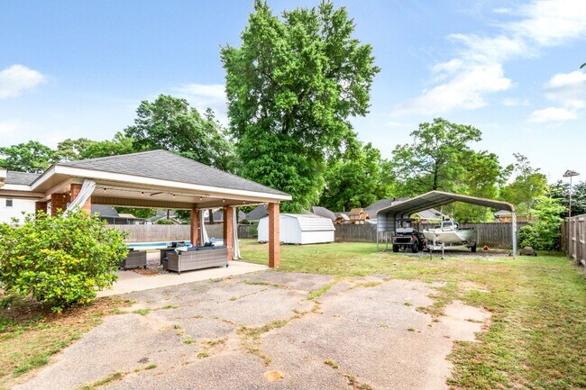 Building Photo - Great house with a pool in Satsuma!