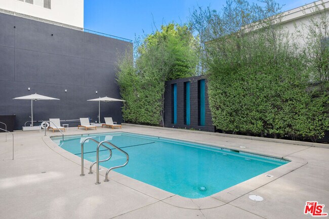 Building Photo - 838 N Doheny Dr