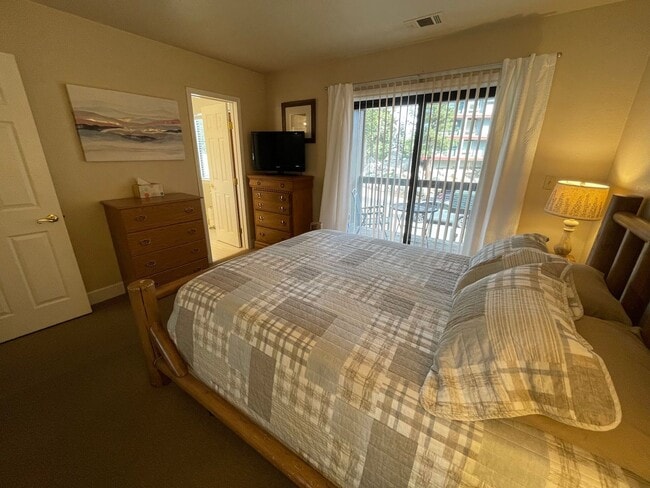 Building Photo - Cozy unit close to skiing!