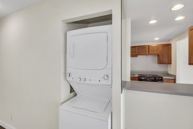 Building Photo - Modern 2 Bedroom 2 Bathroom Ocean View Con...