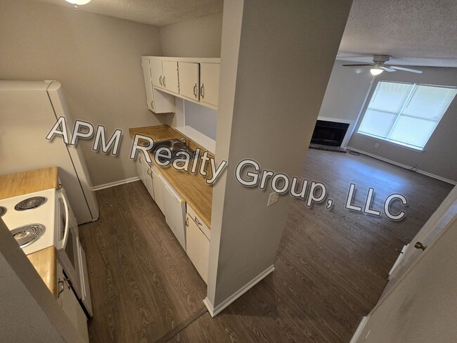 Building Photo - Updated townhouse
