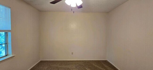 Building Photo - Newly Updated 2 Bedroom 1 Bath Apartment in Hallsville!