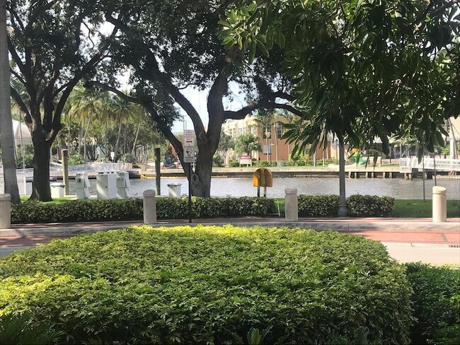 Building Photo - 401 SW 4th Ave