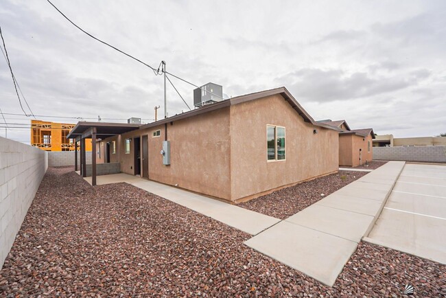 Building Photo - 1921 S Walnut Ave