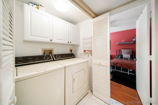 Building Photo - 6037 Pointe Regal Cir