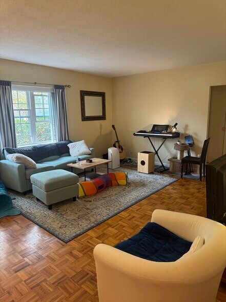 Building Photo - 116 Lake Shore Rd