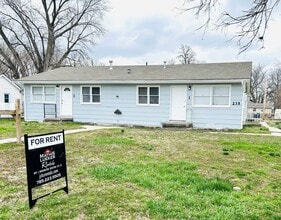 Building Photo - Adorable Duplex