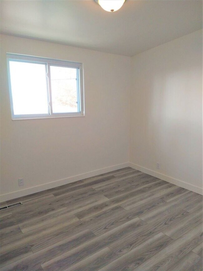 Building Photo - Coming soon!! Fresh & clean large Roy Home...