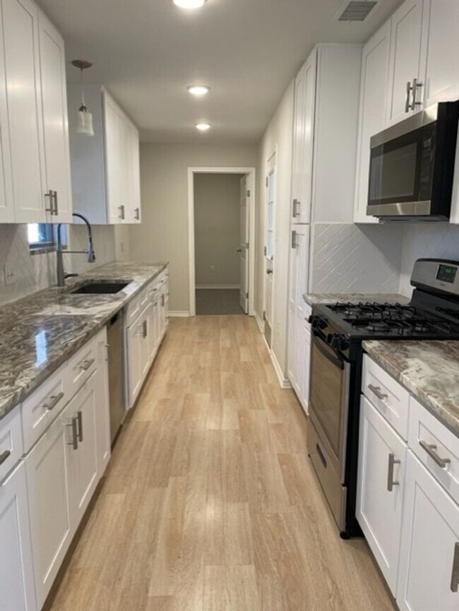 Building Photo - Application Received | Updated Single-Story 3 Bed, 2 Bath | Big Yard | Pet Restrictions