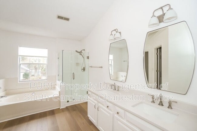 Building Photo - 1928 Oak Tree Ln