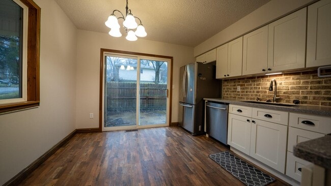 Building Photo - 92 Brentview Dr NE