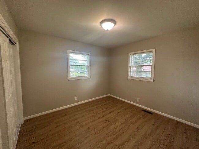 Building Photo - Charming Home in Saks