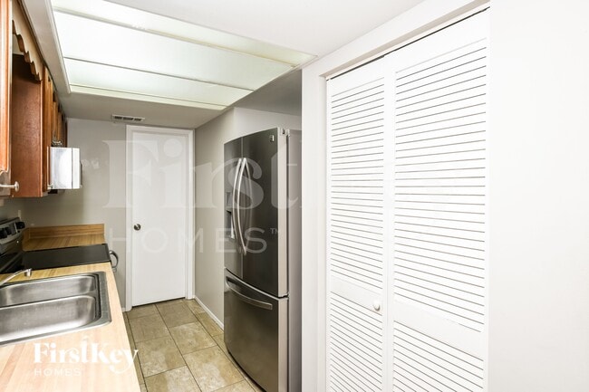 Building Photo - 2278 Hialeah St