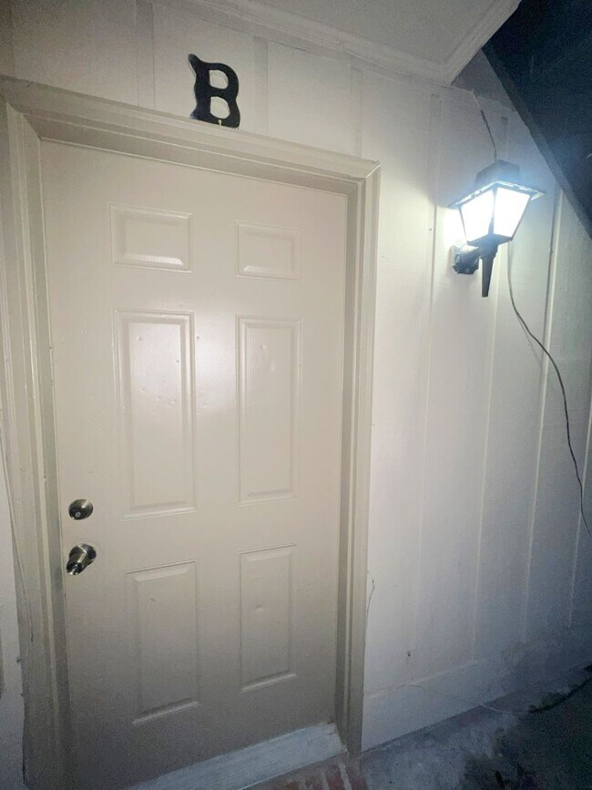 Building Photo - Move in Special!!!!!! Newly renovated 2 Be...