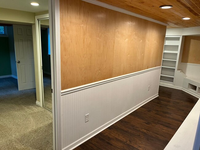 Building Photo - Urban Craftsman Gem!