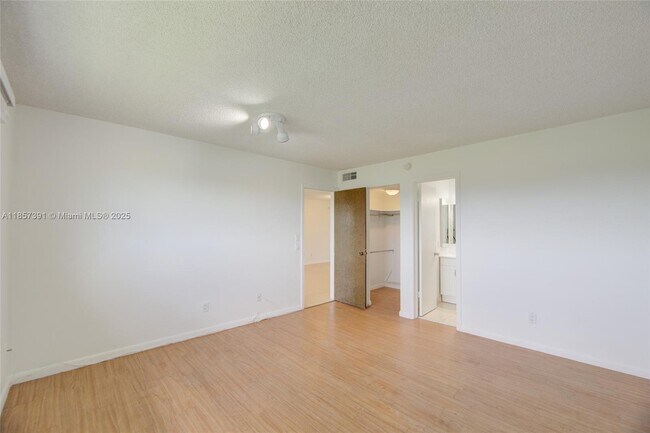 Building Photo - 2471 SW 82nd Ave