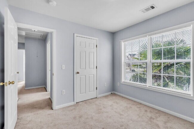 Building Photo - Spacious 4BR Home w/ Screened Porch, Fenced Yard & Great Location