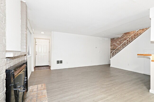Building Photo - Renton 2 Bedroom in Great Location Available!