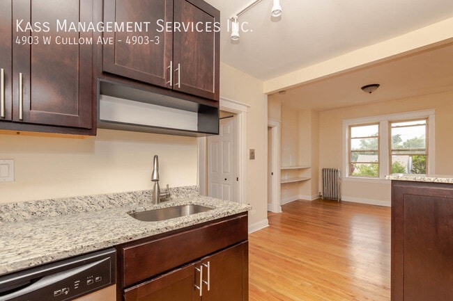 Building Photo - Beautiful Portage Park 2 bed - Heat Includ...