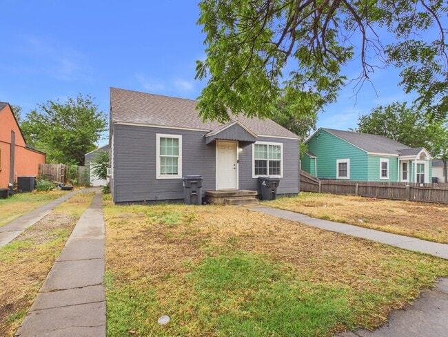 Building Photo - Wolflin~ 2 bedroom 1 bath!
