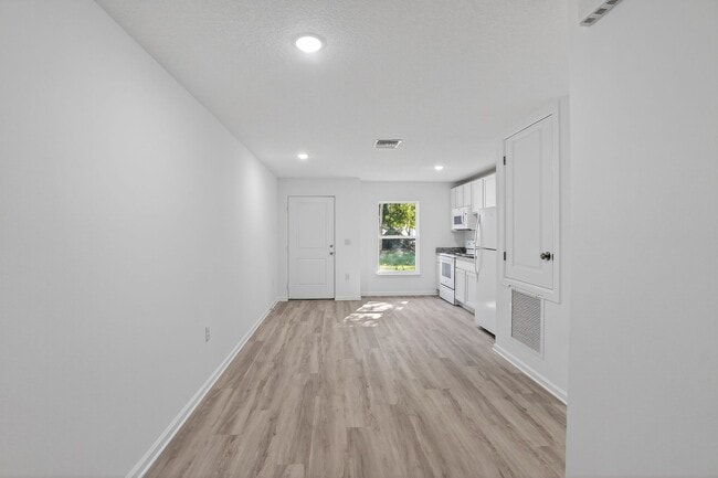 Building Photo - 1115 Ave F