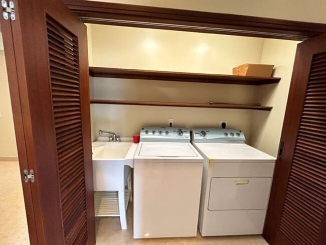 Building Photo - Like New Single Family Home in McCully!