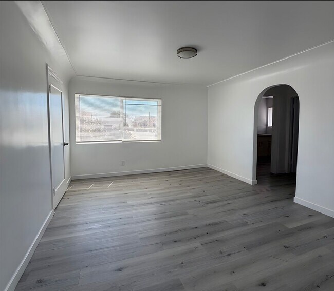 Building Photo - 519 W 42nd Pl