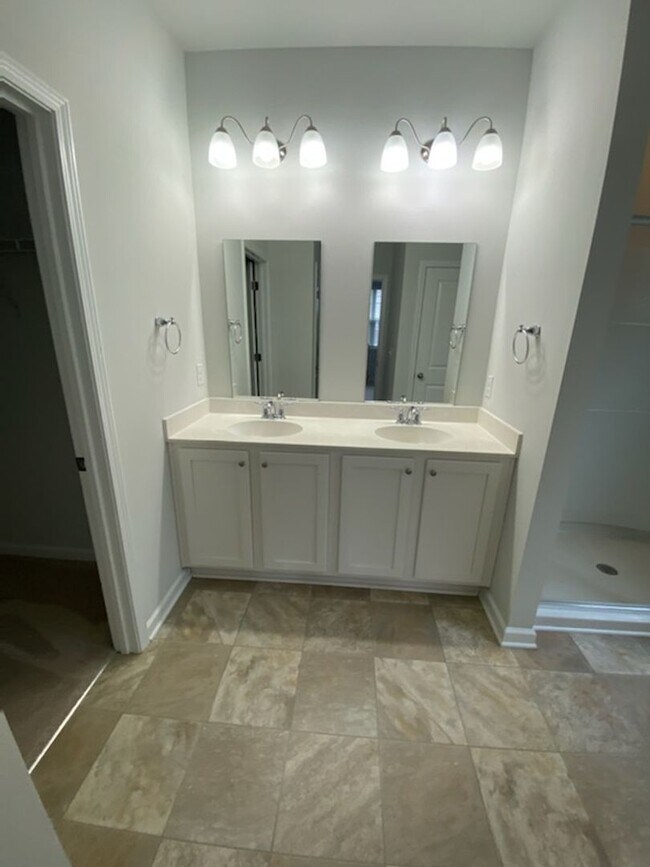 Building Photo - Beautiful 4 Bedroom in Cane Bay