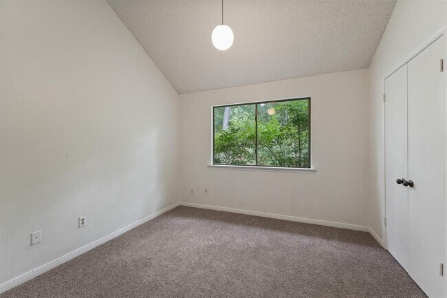Building Photo - 32 N Pathfinders Cir