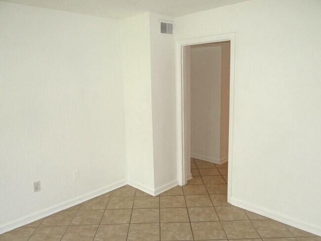 Building Photo - 1/1 condo in the heart of Clearwater - Mov...