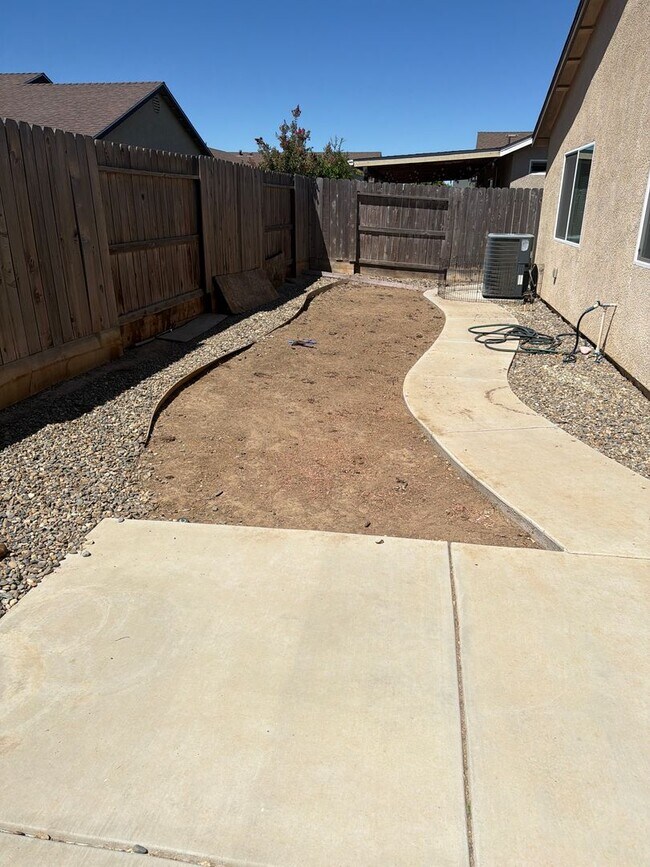 Building Photo - BEAUTIFUL SINGLE STORY HOME ON CORNER LOT