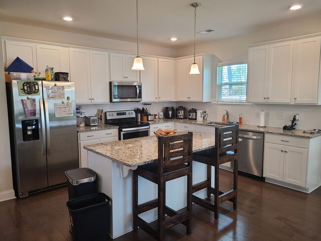 Building Photo - Gorgeous 4 bedroom home in Mimosa Bay!