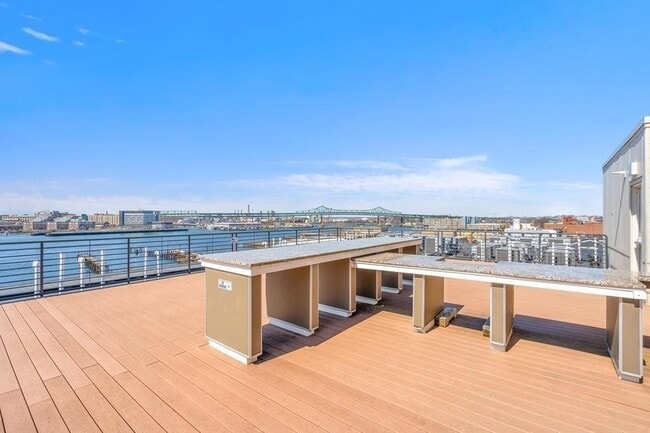 Building Photo - 250 Meridian St