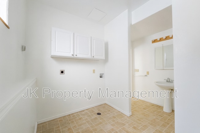 Building Photo - 819 6th Ave S