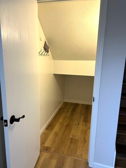 Building Photo - 1406 W Division St